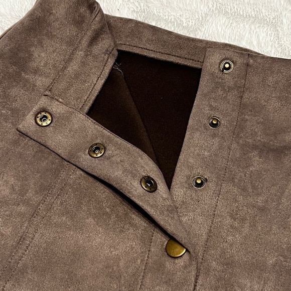 Super soft and cute button front gray suede skirt - Picture 2 of 5